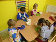 Kuchaři připravují bramborový salát